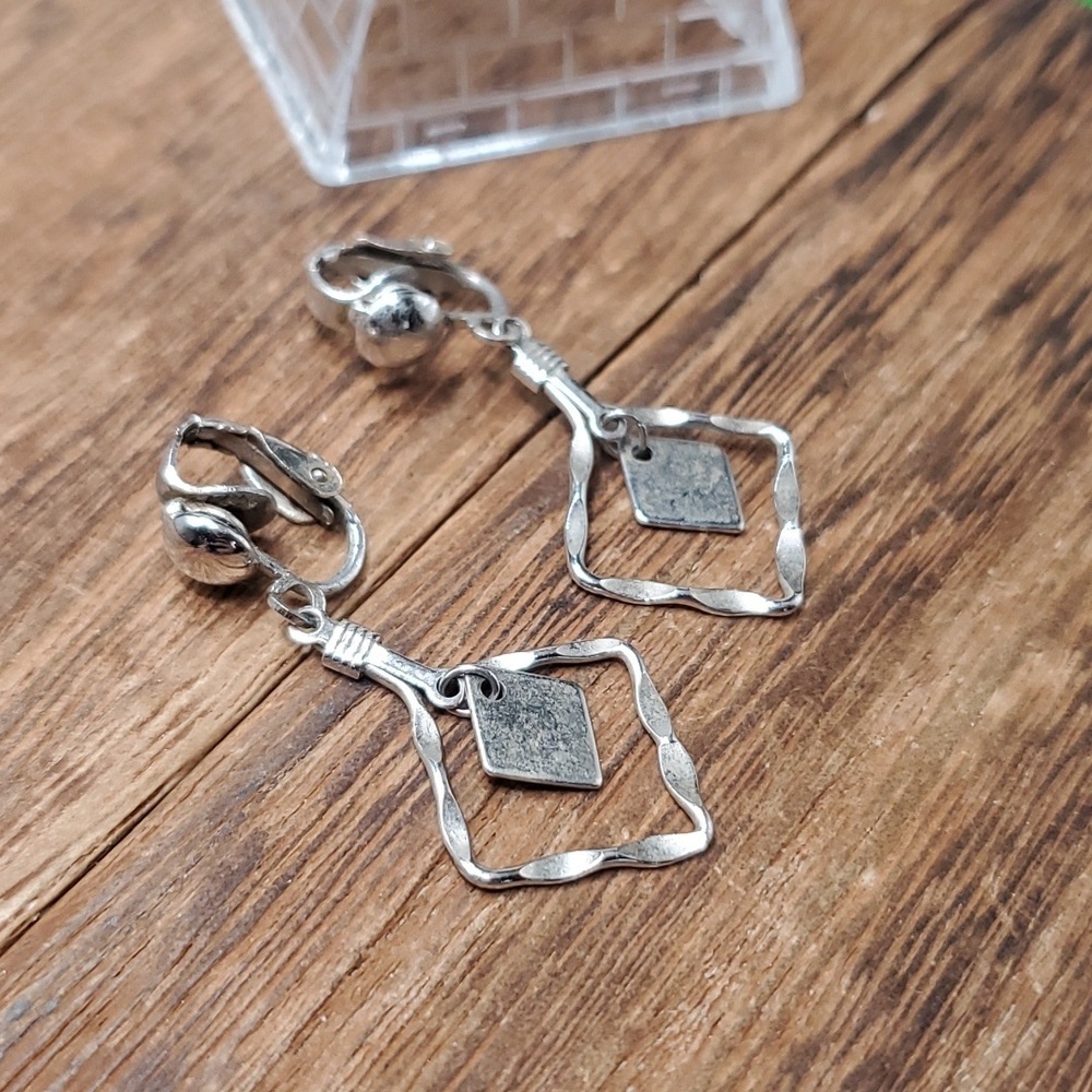 E326 vintage diamond cut drop earrings clip on - Picture 1 of 2